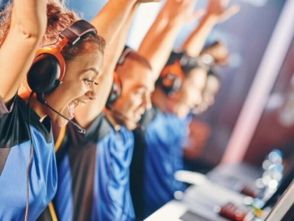 E-sports vs. Traditional Football: Exploring the Differences and Similarities